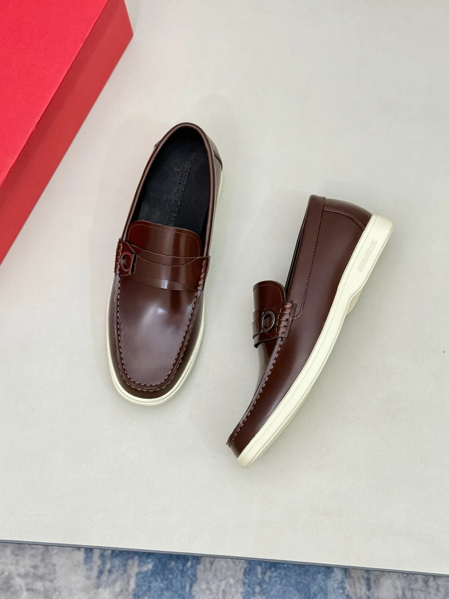 [Ferragamo] P: 580💰 Number of yards: 38~44 (45 orders are non-returnable) Ferragam's new men's driving shoes, the fabric is made of imported cowhide, with visible texture, heavy industrial stitching, dyed calfskin inside, standard logo cowhide feet, big-name experience, soft and comfortable on the feet, a men's favorite, special non-slip and wear-resistant rubber soles, easy to handle various occasions, with original box packaging!